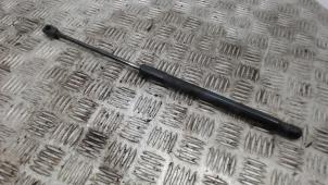 Gebruikte Achterklepdemper links-achter Peugeot 3008 I (0U/HU) 1.6 VTI 16V Prijs € 10,50 Margeregeling aangeboden door Binckhorst BV