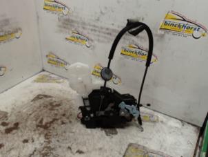 Gebruikte Deurslot Mechaniek 2Deurs rechts Volkswagen Caddy III (2KA,2KH,2CA,2CH) 1.6 TDI 16V Prijs € 31,50 Margeregeling aangeboden door Binckhorst BV