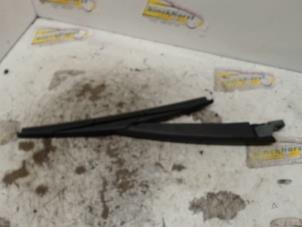 Gebruikte Ruitenwisserarm achter Renault Grand Scénic III (JZ) 1.4 16V TCe 130 Prijs € 21,00 Margeregeling aangeboden door Binckhorst BV