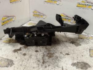 Używane Mechanizm blokady drzwi lewych przednich wersja 4-drzwiowa Volvo S40 (MS) 2.4 20V Cena € 31,50 Procedura marży oferowane przez Binckhorst BV