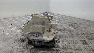 Używane Mechanizm blokady drzwi prawych tylnych wersja 4-drzwiowa Audi A3 Limousine (8VS/8VM) 1.0 TFSI 12V Cena € 36,75 Procedura marży oferowane przez Binckhorst BV