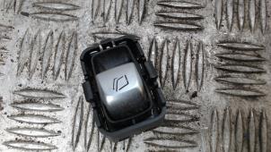 Używane Przelacznik elektrycznej szyby Mercedes V (447.8) 2.1 250 BlueTEC, 250 d 16V Cena € 15,75 Procedura marży oferowane przez Binckhorst BV