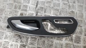 Begagnade Dörrhandtag, 2-dörrars, vänster Mercedes V (447.8) 2.1 250 BlueTEC, 250 d 16V Pris € 26,25 Marginaltabell erbjuds av Binckhorst BV