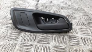 Używane Uchwyt drzwi prawych wersja 2-drzwiowa Ford Transit Connect (PJ2) 1.5 TDCi Cena € 10,50 Procedura marży oferowane przez Binckhorst BV