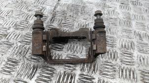 Begagnade Hållare, bakre bromsok, höger Ssang Yong Rexton 2.7 Xdi RX/RJ 270 16V Pris € 26,25 Marginaltabell erbjuds av Binckhorst BV