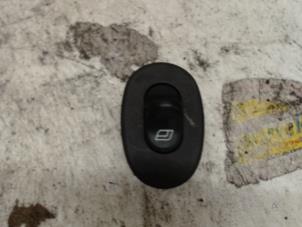 Gebruikte Elektrisch Raam Schakelaar Saab 9-3 I (YS3D) 2.2 TiD Kat. Prijs € 10,50 Margeregeling aangeboden door Binckhorst BV