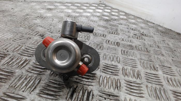 Högtryckspump från en BMW 2 serie Active Tourer (F45) 218i 1.5 TwinPower Turbo 12V 2015