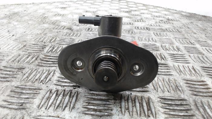 Högtryckspump från en BMW 2 serie Active Tourer (F45) 218i 1.5 TwinPower Turbo 12V 2015