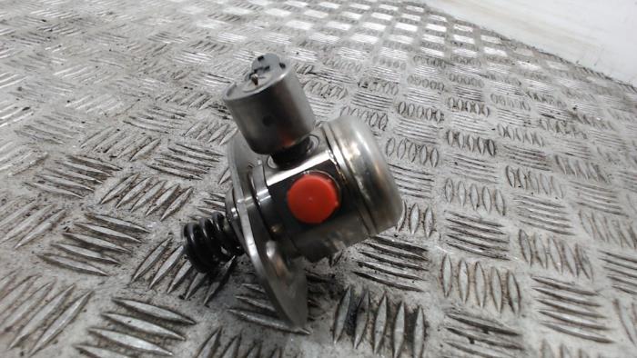 Högtryckspump från en BMW 2 serie Active Tourer (F45) 218i 1.5 TwinPower Turbo 12V 2015