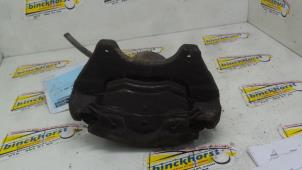 Begagnade Främre bromsok, vänster Fiat Doblo Cargo (223) 1.3 JTD 16V Multijet Pris € 31,50 Marginaltabell erbjuds av Binckhorst BV