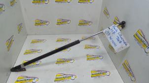 Gebruikte Gasdemper rechts-achter Daihatsu Charade (G200/201/202/203/204) 1.3i TX/CX 16V Prijs € 10,50 Margeregeling aangeboden door Binckhorst BV