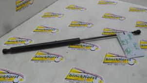 Begagnade Gasfjäder, höger bak Peugeot 206 (2A/C/H/J/S) 2.0 XS,XT HDi Pris € 10,50 Marginaltabell erbjuds av Binckhorst BV