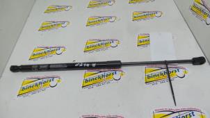 Begagnade Gasfjäder, vänster bak Kia Soul II (PS) EV Pris € 31,50 Marginaltabell erbjuds av Binckhorst BV