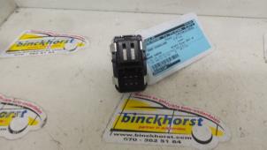 Begagnade Brytare, eldrivna fönster Jeep Grand Cherokee (WK/WK2) 3.0 CRD V6 24V Pris € 36,75 Marginaltabell erbjuds av Binckhorst BV