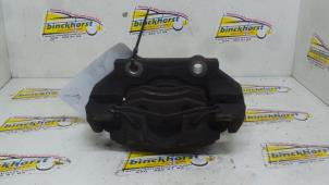 Begagnade Främre bromsok, höger Dacia Logan MCV (KS) 1.6 16V Pris € 42,00 Marginaltabell erbjuds av Binckhorst BV