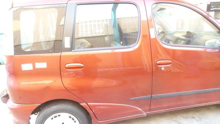 Portier 4Deurs rechts-achter van een Toyota Yaris Verso (P2) 1.3 16V 2000