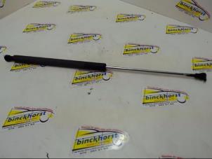 Gebruikte Gasdemper rechts-achter Renault Laguna II Grandtour (KG) 1.9 dCi 100 Prijs € 10,50 Margeregeling aangeboden door Binckhorst BV