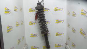 Używane Stopa amortyzatora prawy tyl Mitsubishi Carisma 1.8 GDI 16V Cena € 36,75 Procedura marży oferowane przez Binckhorst BV