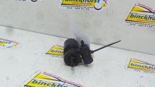 Używane Pompa spryskiwacza przód Nissan Micra (K12) 1.5 dCi 65 Cena € 10,50 Procedura marży oferowane przez Binckhorst BV