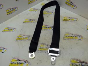 Begagnade Bakre säkerhetsbälte, mitten Volkswagen Transporter/Caravelle T4 2.5 TDI Pris € 36,75 Marginaltabell erbjuds av Binckhorst BV