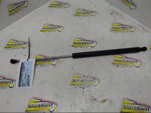 Gebruikte Gasdemper rechts-achter Renault Laguna II Grandtour (KG) 1.9 dCi 100 Prijs € 13,13 Margeregeling aangeboden door Binckhorst BV