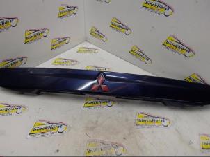 Begagnade Handtag, baklucka Mitsubishi Space Star (DG) 1.3 16V Pris € 26,25 Marginaltabell erbjuds av Binckhorst BV