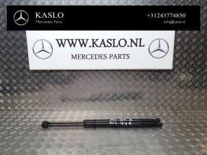 Gebruikte Gasdemperset Achterklep Mercedes ML II (164/4JG) 3.0 ML-280 CDI 4-Matic V6 24V Prijs op aanvraag aangeboden door kaslo auto parts