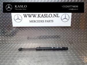 Gebruikte Gasdemperset Achterklep Mercedes ML II (164/4JG) 3.0 ML-320 CDI 4-Matic V6 24V Prijs op aanvraag aangeboden door kaslo auto parts