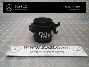 Używane Czujnik masy powietrza Mercedes E (W211) 5.0 E-500 V8 24V Cena € 75,00 Procedura marży oferowane przez kaslo auto parts