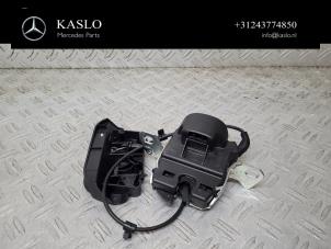 Gebruikte Achterbank slot Mercedes C (W205) C-200 2.0 CGI 16V Prijs € 50,00 Margeregeling aangeboden door kaslo auto parts