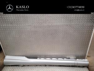 Gebruikte Zijskirt rechts Mercedes E (C207) E-220 CDI 16V BlueEfficiency Prijs € 150,00 Margeregeling aangeboden door kaslo auto parts