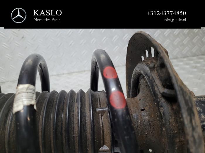 Stötdämparstång, vänster fram från en Mercedes-Benz CLS (C218) 350 CDI BlueEfficiency 3.0 V6 24V 2011