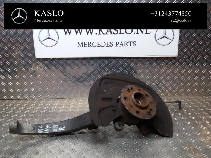 Spindel, höger fram från en Mercedes-Benz ML II (164/4JG) 3.0 ML-280 CDI 4-Matic V6 24V 2008
