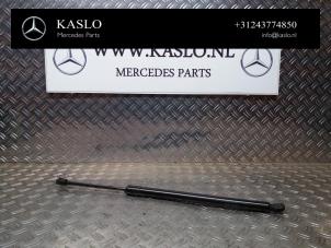 Begagnade Gasfjäder, motorhuv, höger Mercedes ML II (164/4JG) 3.0 ML-280 CDI 4-Matic V6 24V Pris på förfrågan erbjuds av kaslo auto parts