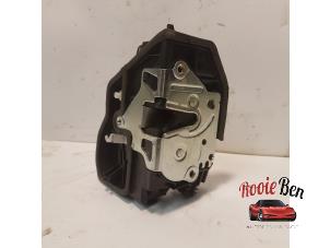 Begagnade Dörrlåsmekanism, 2-dörrars, höger BMW 1 serie (E82) Pris € 40,00 Marginaltabell erbjuds av Rooie Ben autodemontage