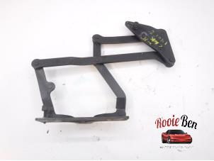 Gebruikte Scharnier Achterklep Mercedes SLK (R170) 2.3 230 K 16V Prijs € 25,00 Margeregeling aangeboden door Rooie Ben autodemontage