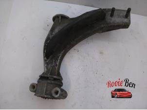 Begagnade Främre undre gaffelben, höger Porsche 928 4.7 S2 Pris på förfrågan erbjuds av Rooie Ben autodemontage