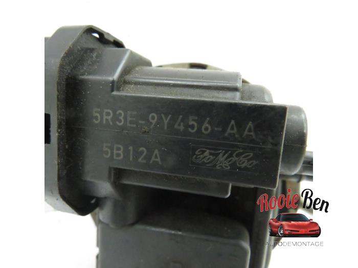 EGR Klep van een Ford (USA) Mustang V Convertible 4.0 V6 2006