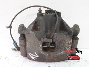 Begagnade Främre bromsok, höger Cadillac Seville (K-body) 4.6 SLS/North Star V8 32V Pris € 20,00 Marginaltabell erbjuds av Rooie Ben autodemontage