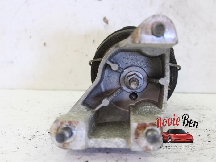 Motorfäste från en Volvo XC90 I 3.2 24V 2008