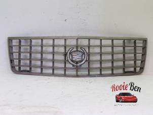 Begagnade Grill Cadillac Seville (K-body) 4.6 STS/North Star V8 32V Pris på förfrågan erbjuds av Rooie Ben autodemontage