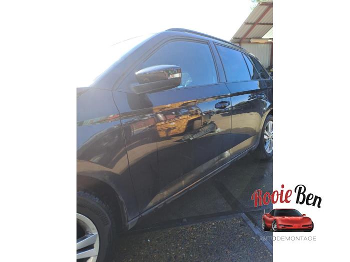 Dörr, 4-dörrars, vänster fram från en Skoda Fabia III Combi (NJ5) 1.0 TSI 12V 2019