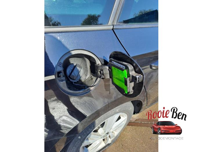 Tanklucka från en Skoda Fabia III Combi (NJ5) 1.0 TSI 12V 2019