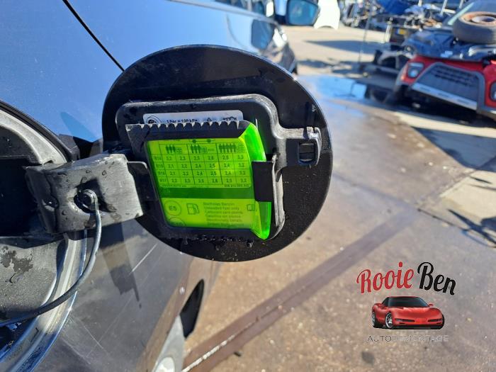 Tanklucka från en Skoda Fabia III Combi (NJ5) 1.0 TSI 12V 2019