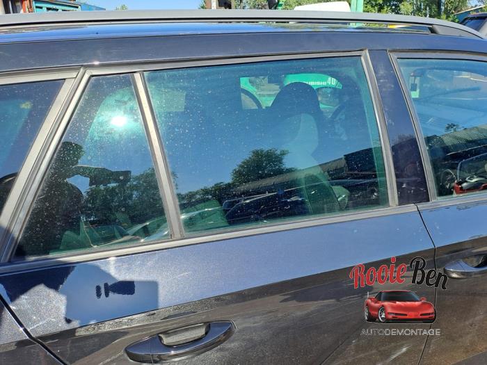 Dörrfönster, 4-dörrars, höger bak från en Skoda Fabia III Combi (NJ5) 1.0 TSI 12V 2019