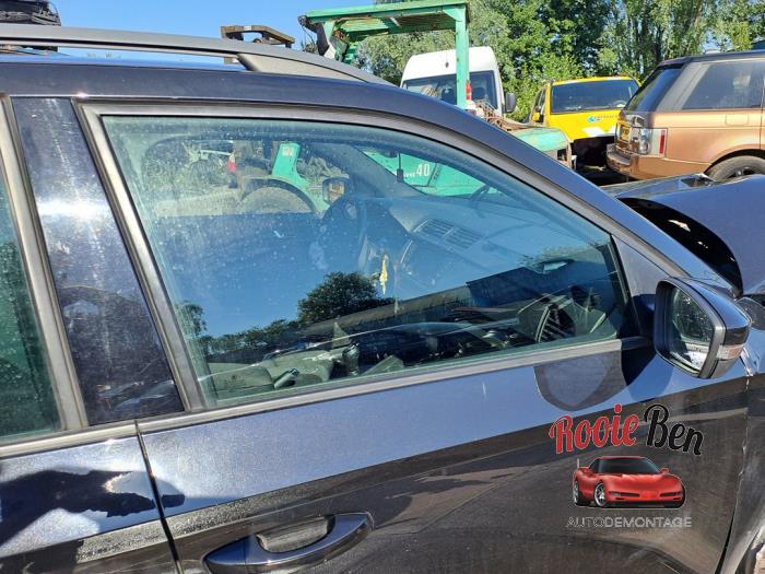 Dörrfönster, 4-dörrars, höger fram från en Skoda Fabia III Combi (NJ5) 1.0 TSI 12V 2019