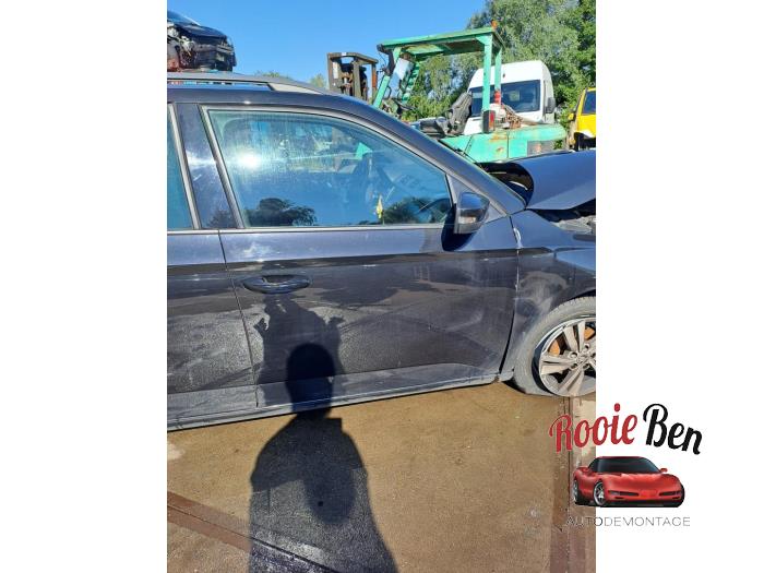 Dörrfönster, 4-dörrars, höger fram från en Skoda Fabia III Combi (NJ5) 1.0 TSI 12V 2019