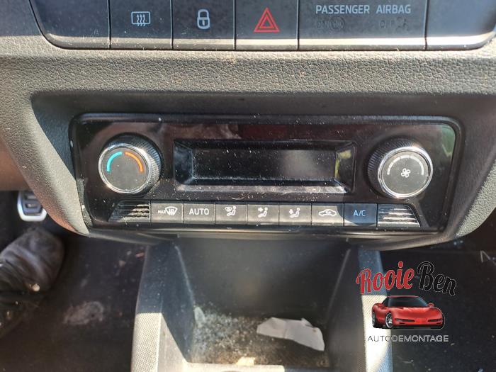 Värmekontrollpanel från en Skoda Fabia III Combi (NJ5) 1.0 TSI 12V 2019