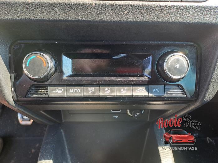 Värmekontrollpanel från en Skoda Fabia III Combi (NJ5) 1.0 TSI 12V 2019