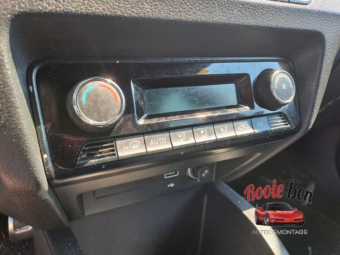 Värmekontrollpanel från en Skoda Fabia III Combi (NJ5) 1.0 TSI 12V 2019